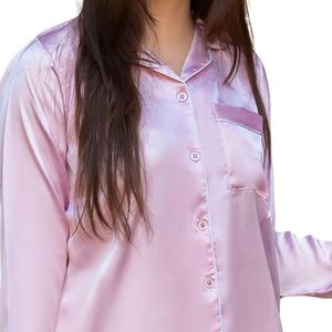 Ensemble de pyjama en satin rose clair pour femmes, chemise à manches longues boutonnée, pantalon assorti, passepoil contrastant, vêtements de nuit doux et confortables, OEM - Product Image 6