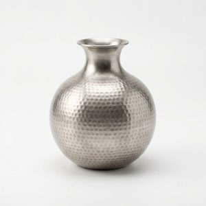 Vase en satin argenté brossé de 20 cm, fait main, en acier inoxydable et aluminium, pour la décoration de la maison, les hôtels, les mariages, comme centre de table - Product Image 1