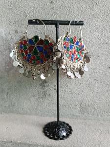 Boucles d'oreilles en argent afghan d'inspiration antique avec motifs de médaillons en forme de soleil, accents perlés de haute qualité et éléments tribaux traditionnels - Product Image 4