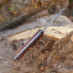 Couteau de chasse artisanal en acier Damas de qualité industrielle avec manche en bois et étui en cuir pour le camping en plein air - Product Image 2