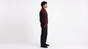 Veste universitaire unisexe personnalisée en laine bordeaux 100% pour l'hiver, avec manches en tricot noir, col rabattu et patch lettre B - Product Image 4