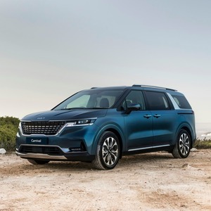 Kia Carnival MPV Premium avec un intérieur spacieux, des sièges confortables, des caractéristiques de sécurité avancées et une technologie moderne - Product Image 3