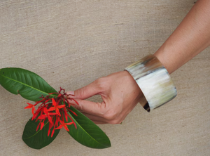 กำไลข้อมือเครื่องประดับโมเดิร์นทำจากเขาสัตว์ธรรมชาติขัดเงา ของขวัญสำหรับเธอ ใช้ในงานแต่งงาน ราคาดีที่สุด โดย Perfect Enterprises - Product Image 2