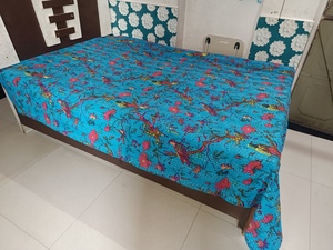 Couvre-lit imprimé floral et oiseaux, style bohème, moderne, toutes saisons, en denim patchwork, rembourrage en coton fait main, pour usage domestique - Product Image 3