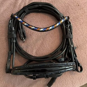 ALR EQUESTRIANS - Bocados de Cuero Genuino Hechos a Mano para Montar a Caballo, Duraderos, Cómodos, Tamaños Personalizables, Diseños Personalizados - Product Image 1