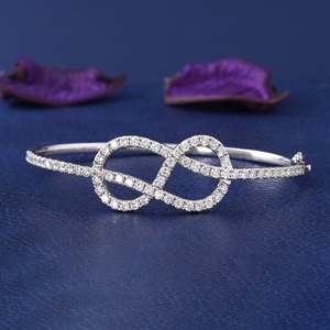 Bracelet Infinity en Diamant de Laboratoire Taille Brillant 2,27 Carats, Or Blanc 14K, Bijou Scintillant Tendance et Durable pour Femme - Product Image 1