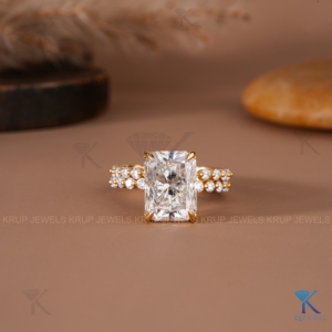 Anillo de compromiso con diamante cultivado en laboratorio de corte radiante, oro amarillo macizo, halo oculto y banda pavé para mujer, joyería fina. - Product Image 1