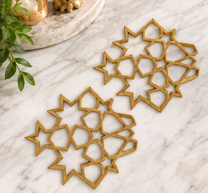 Posavasos de Metal con diseño de estrellas de latón AK con acabado dorado, Juego de 2 diseños de lujo para utensilios de cocina/Decoración de mesa con acento - Product Image 1
