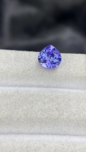Pierre naturelle certifiée Tanzanite Zoisite naturelle taille cœur 8 MM avec excellente couleur et lustre, 1,93 carat, nette à la loupe - Product Image 3