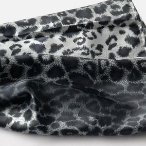Elegante Sciarpa/Scialle Grande in Seta Naturale Blando con Design Leopardato alla Moda - Product Image 3