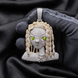 Pendentif visage d'alien plaqué or, serti de pierres, style hip-hop, avec yeux verts et tresses - Product Image 1
