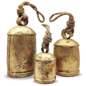 Campanas de vaca navideñas vintage de metal envejecido color oro, campanas colgantes armoniosas en cuerda de yute para decoración festiva de granja - Product Image 1