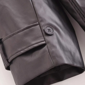 Elegante Abrigo de Cuero para Mujer con Textura Suave y Silueta Contemporánea Diseñado para Comodidad, Confianza y Elegancia Diaria - Product Image 5