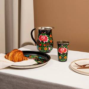 Service de table traditionnel écologique en métal à motif floral, comprenant pichet et tasses noires, pour usage sur table. - Product Image 1