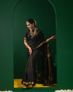 Sari KV Golden Noir con Cuadros y Rayas Zari con Blusa Sin Coser - Product Image 5