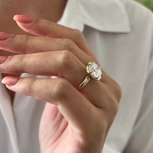 Bague de fiançailles en or jaune 14 carats de style géorgien, sertie de diamants de laboratoire ronds de 5 carats, style vintage, certifiée IGI - Product Image 5