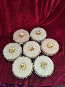 Caja de dulces Laddu de acero con perlas y tela Banarasi, caja de dulces Mithai, caja de regalo india |   Recuerdo de Puja |   Artículo Shagun para Bodas Hindúes, Punjabias y Musulmanas - Product Image 5