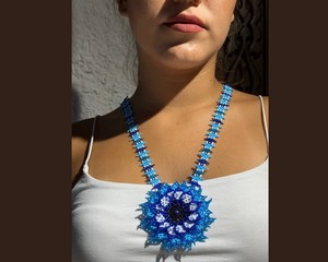 Collier léger ethnique et artisanal en perles bleues motif tournesol, ras-de-cou en perles de verre pour anniversaire, tenue de soirée - Product Image 4
