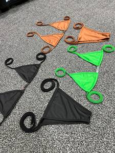 Ensemble de bikini personnalisé pour femme, couleur unie, extensible, 100 % polyester, soutien-gorge triangle, bas string, encolure halter, logo avant, vert, noir - Product Image 3