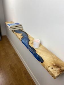 Table console flottante en résine époxy Blue River, bois à bords naturels, étagère au sol, faite à la main, moderne, luxueuse, écologique, durable - Product Image 3