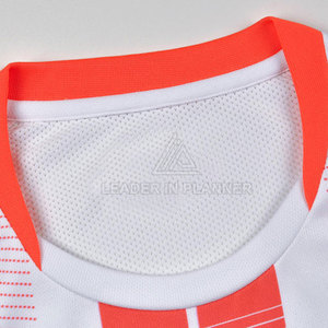 เสื้อฟุตบอลชายแขนสั้น ผลิตอย่างมืออาชีพ ทนทาน ผลิตจากโพลีเอสเตอร์ 100% ป้องกันรอยยับ ป้องกันแบคทีเรีย - Product Image 3