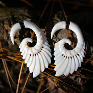 Boucles d'oreilles artisanales naturelles, design bohème chic et tendance, authentiques en os - Product Image 1