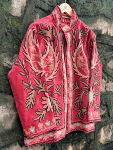 เสื้อแจ็คเก็ตกำมะหยี่สีแดงหรูหราปักลายซูซานีสำหรับผู้หญิง งานฝีมือทำมือลายดอกไม้สไตล์โบโฮ เสื้อโค้ทฤดูหนาวสไตล์ชาติพันธุ์ ขายส่งส่งออก - Product Image 5