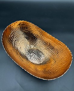 Bol décoratif en métal martelé – Centre de table noir et or rose – Accent ovale moderne - Product Image 5