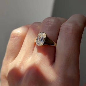 Anillo de compromiso con diamante cultivado en laboratorio de 3.00 quilates con corte cojín, engaste tipo bisel, oro amarillo de 14K, certificado IGI, anillo de promesa - Product Image 4