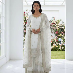 Ensemble de robe Sharara de créateur avec broderies et dupatta – Tenue ethnique pour femmes pour les mariages et les fêtes - Product Image 1