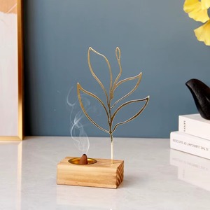 Porte-encens en métal en forme de feuille avec base en bois, diffuseur d'aromathérapie, design noir et or, utilisation toute saison - Product Image 5