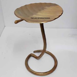 Table d'appoint en aluminium artisanale de luxe avec finition or antique, utilisée pour la décoration intérieure, salon, décoration de la maison - Product Image 1