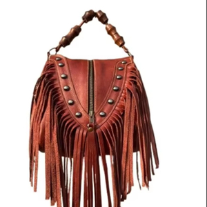 กระเป๋าถือหนังแท้พรีเมียมสำหรับผู้หญิง – กระเป๋าสะพายสไตล์วินเทจโบโฮพร้อมพู่ห้อยและดีเทลประดับหมุด - Product Image 1