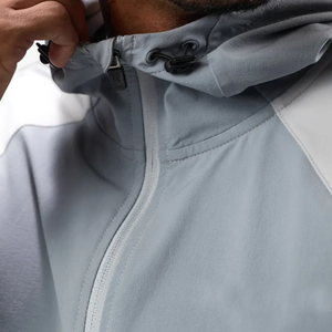 Veste de survêtement légère à capuche pour homme, manches longues, color block, séchage rapide, coupe classique, idéale pour le printemps, en polyester, avec poches latérales zippées - Product Image 4