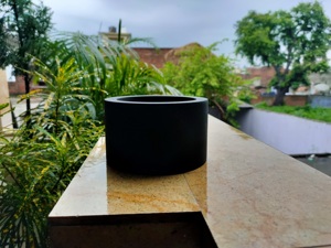 Pot de fleurs rond en laque noire émaillée, motif moucheté, minimaliste, moderne, pour plantes d'intérieur - Product Image 3