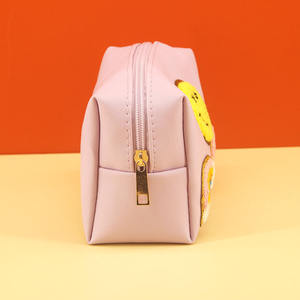 Bolsa de Maquillaje Impermeable de Cuero PU a la Moda con Cierre de Cremallera con Letras de Chenilla para Uso Diario y Almacenamiento de Cosméticos - Product Image 4