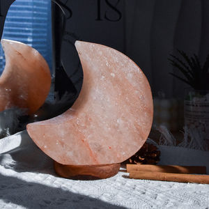 Lampe de sel rose de l'Himalaya en gros, de qualité supérieure, en forme de lune, lampe d'aromathérapie avec base en bois sculpté, style Amour - Product Image 3
