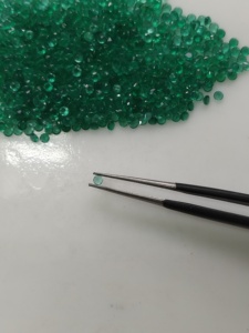 Ónix Verde Natural de 2 mm, Corte Brillante Redondo, Gema Suelta de la Mejor Calidad para la Fabricación de Joyas - Product Image 1