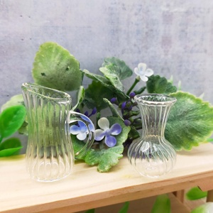 Pichet en verre miniature à l'échelle 1:12 pour la décoration, avec texture côtelée classique, poignée délicate, clarté éclatante - Product Image 4