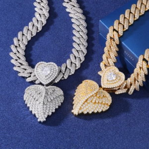 Pendentif Cœur Aile d'Ange - Pendentif en Argent 925 avec Moissanite, Ailes d'Ange Givrées et Ornées de Plumes, Pendentif Cœur avec Pierres Serties à la Main - Product Image 5