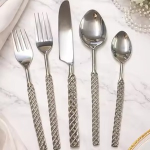 Ensemble de couverts élégants en acier inoxydable avec poignées perlées, finition miroir haute brillance, passe au lave-vaisselle, idéal pour les occasions de mariage - Product Image 4