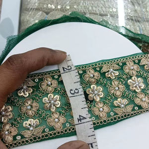 Borde de encaje de red bordado con zari floral dorado y detalles de lentejuelas y perlas, ribete festoneado elegante y sofisticado para saris de novia - Product Image 1