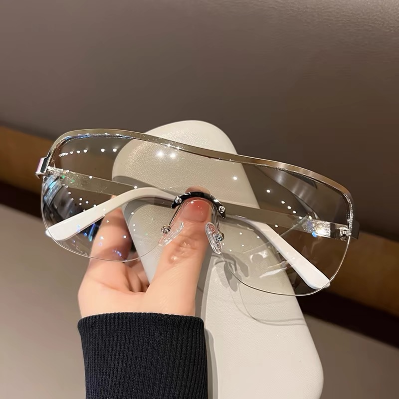 Monture dorée, verres blancs