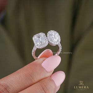 Anillo de compromiso Statement Toi Et Moi con diamantes cultivados en laboratorio, diamantes de corte esmeralda y ovalado con engaste halo y micro pavé en el tallo. - Product Image 3