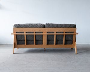 Sofá moderno y elegante de madera maciza con acabados de alta calidad para una sala de estar cómoda. - Product Image 4