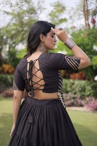 Conjunto Indio-Pakistaní Negro Bordado con Falda Plisada y Fruncida, Vestido Tradicional para Bodas y Festivales - Product Image 4