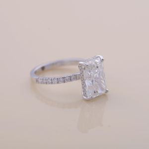 Anillo de Compromiso de Lujo Avina Jewels con Diamante Cultivado en Laboratorio de Corte Radiante de 3.03CT, Oro Blanco, Rosa y Amarillo de 9K con Baño de Rodio y Halo Oculto - Product Image 2