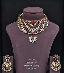 ชุดเครื่องประดับคุณภาพพรีเมียม Kundan 06187 สร้อยคอพร้อมต่างหู ประดับเมห์นดี ลูกปัดมุกเทียม สไตล์ชาติพันธุ์ดั้งเดิม เหมาะสำหรับเจ้าสาว งานแต่งงาน และงานหมั้น - Product Image 3