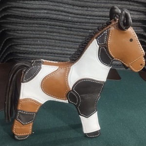 Figura de Caballo Rosa y Blanco de Cuero PU, Escultura Animal Decorativa, Colgante para Bolso con Cierre a Presión, para Regalo y Decoración del Hogar - Product Image 3