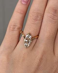 Anillo de Compromiso de Plata de Ley 925 con Circonita Cúbica de Corte Marquesa de 2.00 CT y Banda de Boda en Forma de V, Conjunto Nupcial Moderno - Product Image 4